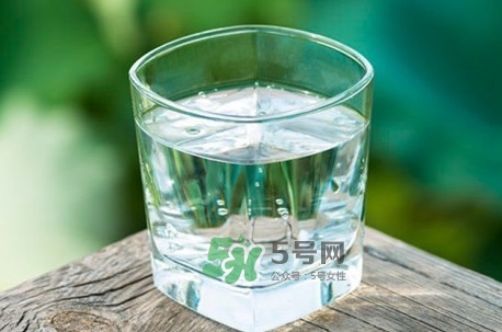 苏打水一天什么时候喝最好,苏打水什么时候喝最好苏打水喝一天喝多少水