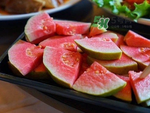 芭乐可以空腹吃吗,芭乐可以空腹吃吗 空腹吃芭乐有什么坏处