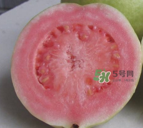 芭乐中间的籽可以吃吗孕妇,芭乐中间的籽可以吃吗怎么吃