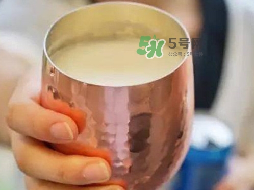 奶啤和酸奶有什么区别,奶啤是碳酸饮料吗