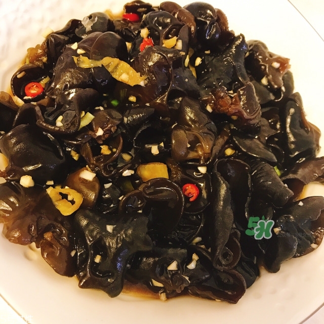 怎样做泡椒木耳家常做法,正宗泡椒木耳的做法和配料