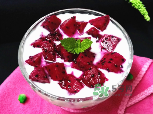 红心火龙果能和酸奶一起吃吗?,红心火龙果可以和酸奶一起吃吗?