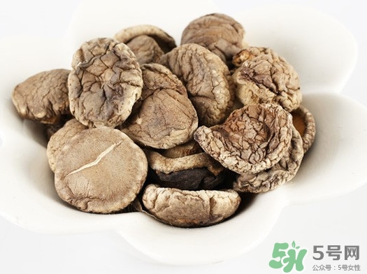 香菇是发物吗?,香菇是发物吗?什么人不能吃?