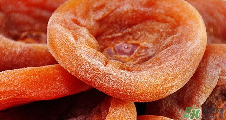 柿饼上的白霜要洗掉吗,柿饼表面的白霜是什么糖 柿饼上的白霜要洗掉吗,柿饼表面的白霜是什么糖