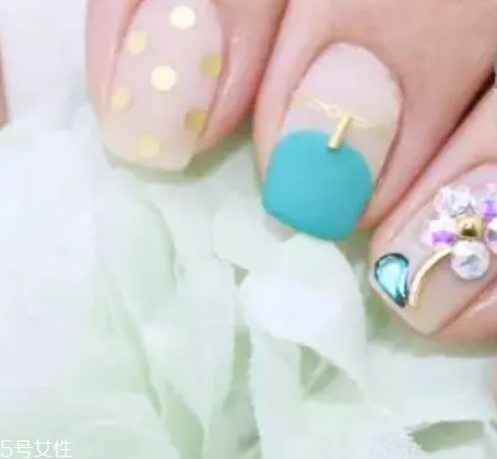 用精油按摩脸用量(精油的正确方法)