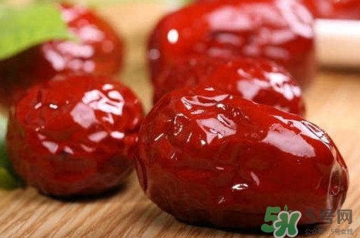 黑枸杞可以和红枣一起泡吗什么时候喝好,黑枸杞可以和红枣一起泡吗?