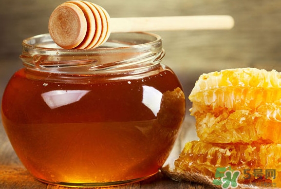 黑枸杞能和蜂蜜一起喝吗,效果好还是不好,黑枸杞能和蜂蜜一起喝吗? 黑枸杞能和蜂蜜一起喝吗,效果好还是不好,黑枸杞能和蜂蜜一起喝吗?