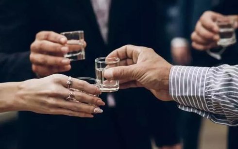 皮肤过敏能喝酒吗,过敏能喝酒吗