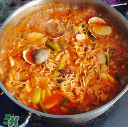 火鸡面部队火锅的做法,部队火锅里面的面是什么面 火鸡面部队火锅的做法,部队火锅里面的面是什么面
