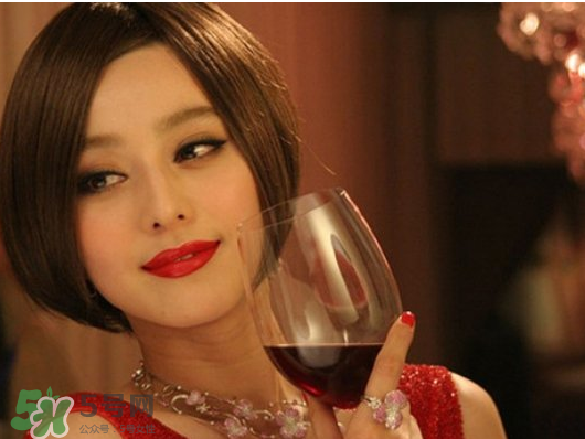 蓝莓酒和葡萄酒哪个好,蓝莓酒和红酒哪个好