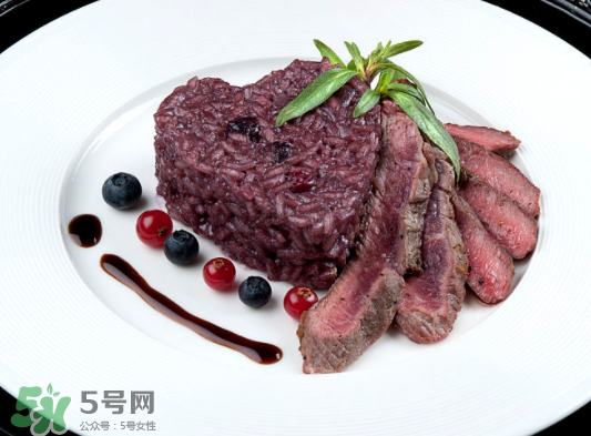 蓝莓和牛肉能一起吃吗?,蓝莓和牛奶能不能一起吃