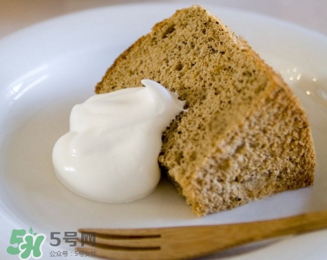 戚风蛋糕为什么要倒扣放凉,戚风蛋糕为什么要倒扣晾凉