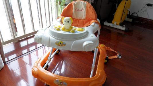 宝宝多大适合坐学步车(宝宝多大适合坐学步车?) 宝宝多大适合坐学步车(宝宝多大适合坐学步车?)