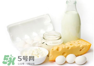 黑咖啡加脱脂牛奶热量高吗,脱脂牛奶热量高吗