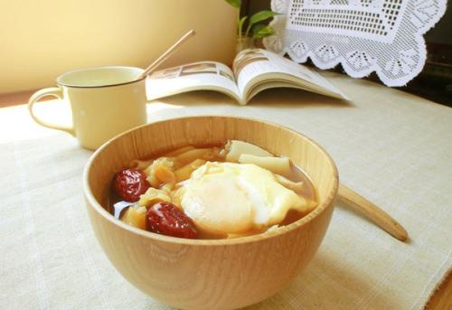 黄芪红糖煮鸡蛋的功效,黄芪和鸡蛋红糖一起煮可以吃吗?