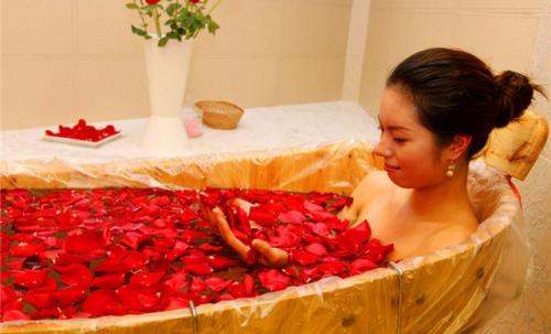 夏天泡澡适合加什么(泡澡的时候加什么好) 夏天泡澡适合加什么(泡澡的时候加什么好)