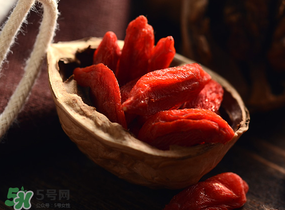 杨梅酒可以放枸杞吗?,杨梅酒里面可以放枸杞吗