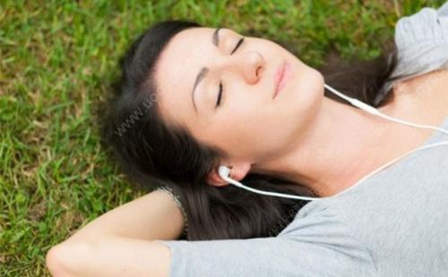 戴耳机听歌睡觉的坏处(戴耳机听歌睡觉有什么危害) 戴耳机听歌睡觉的坏处(戴耳机听歌睡觉有什么危害)