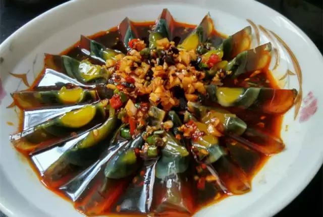 喉咙疼可以吃皮蛋吗,喉咙痛能吃皮蛋吗