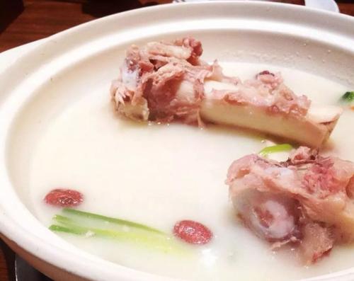 大骨汤真的可以补钙吗,骨头汤补钙效果好吗?