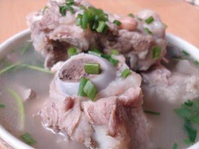 熬骨头汤用冷水还是热水,骨头汤加热水还是加冷水