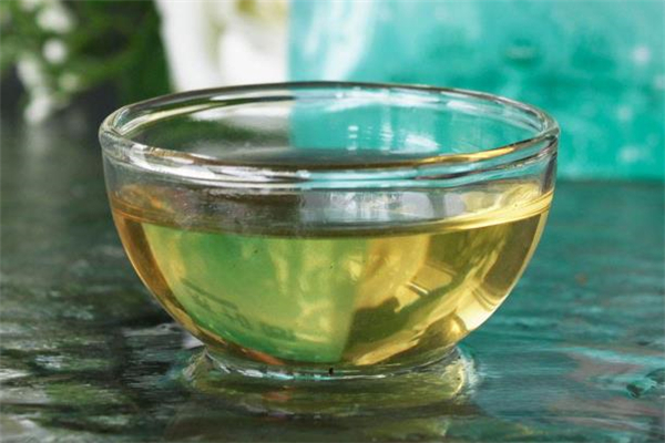 荷叶茶能治便秘吗,荷叶陈皮茶的功效可以常喝吗