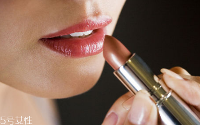 发根不要抹护发素(护发素要不要抹在发根)