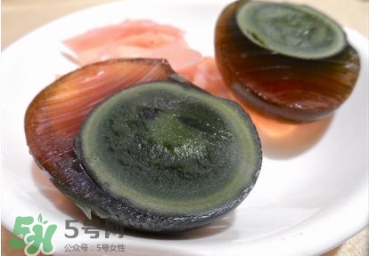 松花蛋是鸡蛋吗,松花蛋和松花皮蛋有什么区别