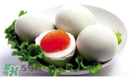 怎样腌制咸鸭蛋出油又不是很咸,怎么样腌制咸鸭蛋