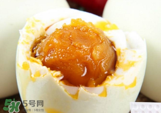 咸鸭蛋为什么会出油?那个油到底是什么?,咸鸭蛋为什么会出油? 咸鸭蛋为什么会出油?那个油到底是什么?,咸鸭蛋为什么会出油?