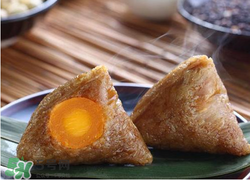 蛋黄粽子怎么包的步骤,蛋黄粽子怎么包视频教程