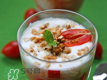 西红柿能和酸奶一起吃吗?,西红柿能和酸奶一起吃吗不能