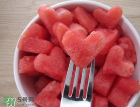 睡前吃西瓜会发胖吗,睡觉前吃西瓜子会发胖吗?