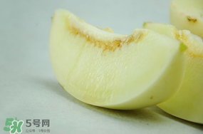 为什么吃甜瓜嗓子疼还发烧,为什么吃甜瓜会嗓子疼