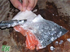 三文鱼皮需要去鳞在吃吗,三文鱼皮上有鱼鳞熟的可以吃吗