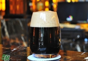 喝黑啤酒有什么好处,喝黑啤酒的好处和坏处 喝黑啤酒有什么好处,喝黑啤酒的好处和坏处