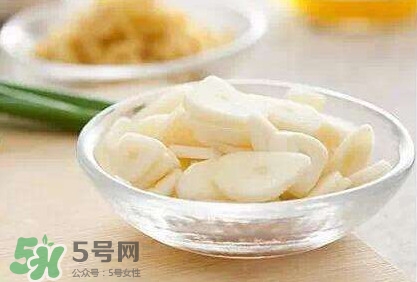 生吃蒜头有什么好处?,生蒜头吃了有什么好处和坏处 生吃蒜头有什么好处?,生蒜头吃了有什么好处和坏处