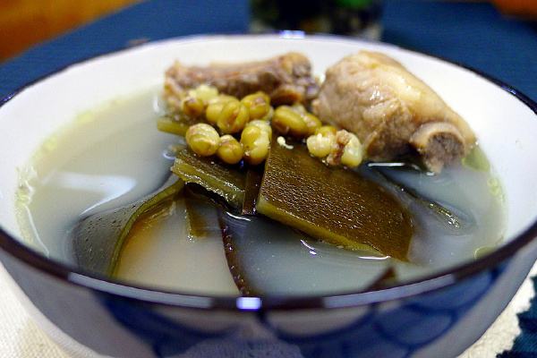 海带炖猪脚一天适合吃多少(炖猪蹄多久放海带)