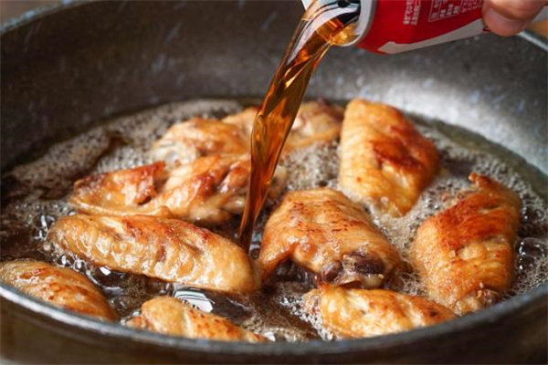 可乐鸡翅先腌制还是先焯水,做可乐鸡翅是先腌还是先用水煮一下