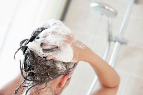 每天洗头有什么危害(女人洗头掉头发很厉害是什么原因)