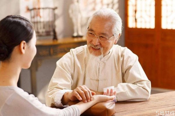 女人湿气重造成的原因有什么(女人湿气重会导致什么)