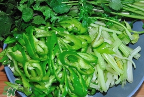 芹菜和青椒能一起炒吗?,芹菜和青椒可以一起炒吗?