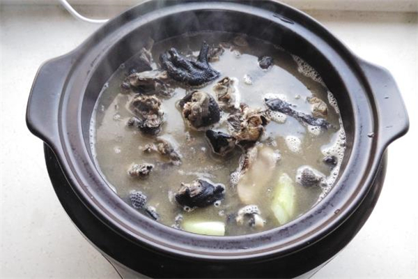 乌鸡汤是黑色的吗?,乌鸡汤为什么是黑色的