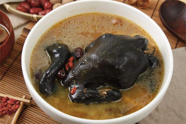 乌鸡汤不适合什么样的人喝,什么人不能喝乌鸡汤 乌鸡汤不适合什么样的人喝,什么人不能喝乌鸡汤