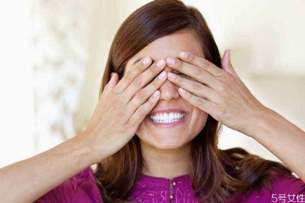 热盐水敷眼睛可以经常敷吗(经常热盐水敷眼睛好吗)