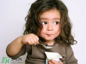 吃完虾爬子可以喝酸奶吗,酸奶和虾爬子能一起吃吗