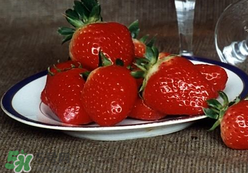 吃完虾爬子可以吃草莓吗,虾子和草莓可以一起吃吗