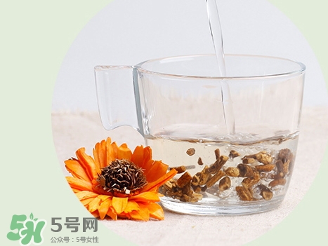 蒲公英能和蜂蜜一起泡水喝吗,蒲公英泡水加上蜂蜜、喝了有什么功效?