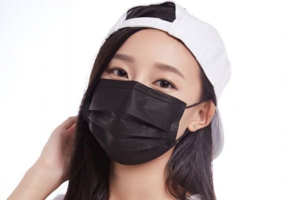 口罩是白色往里还是蓝色往里(口罩白色的在里面还是蓝色的在里面)