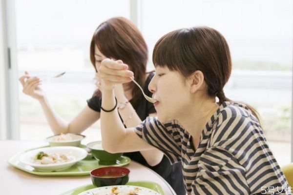 造成肺炎的原因可能有什么(导致肺炎的原因是什么)